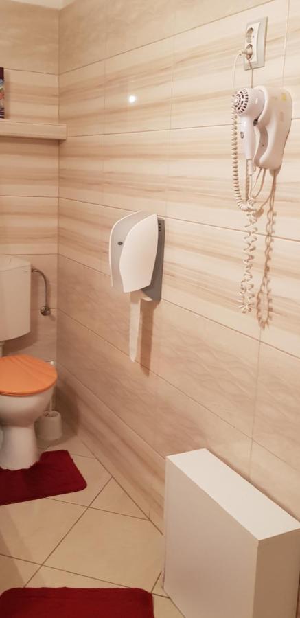 Kalman Panzio Bed & Breakfast Szeged Bagian luar foto
