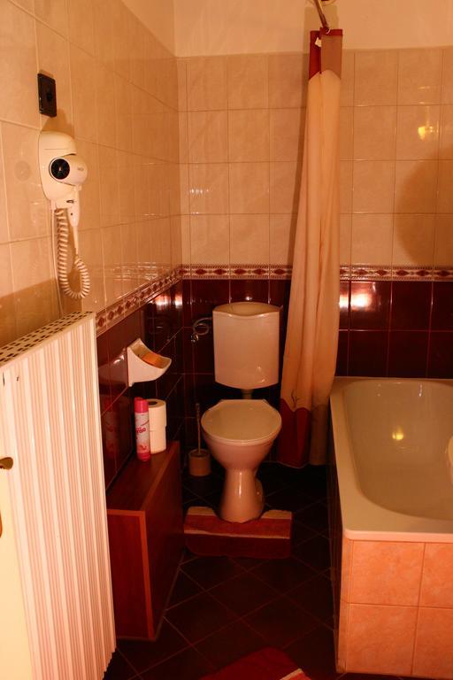 Kalman Panzio Bed & Breakfast Szeged Bagian luar foto
