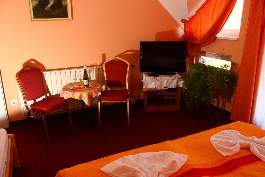 Kalman Panzio Bed & Breakfast Szeged Bagian luar foto