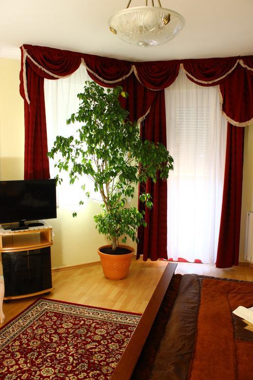 Kalman Panzio Bed & Breakfast Szeged Bagian luar foto