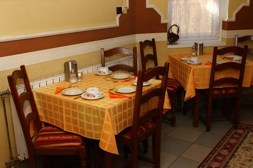 Kalman Panzio Bed & Breakfast Szeged Bagian luar foto