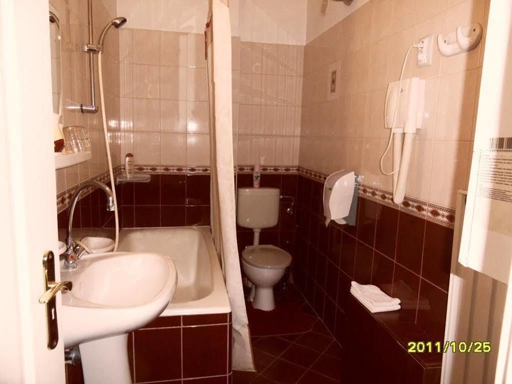 Kalman Panzio Bed & Breakfast Szeged Bagian luar foto