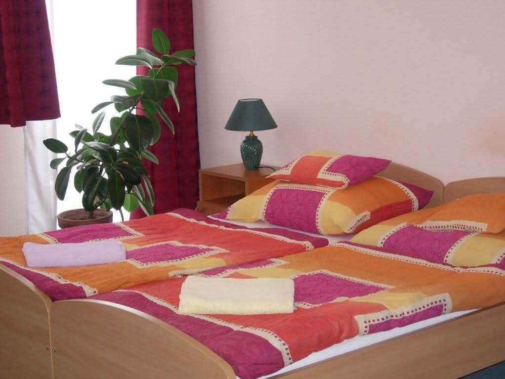 Kalman Panzio Bed & Breakfast Szeged Bagian luar foto