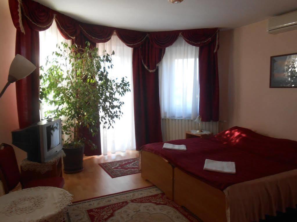 Kalman Panzio Bed & Breakfast Szeged Bagian luar foto