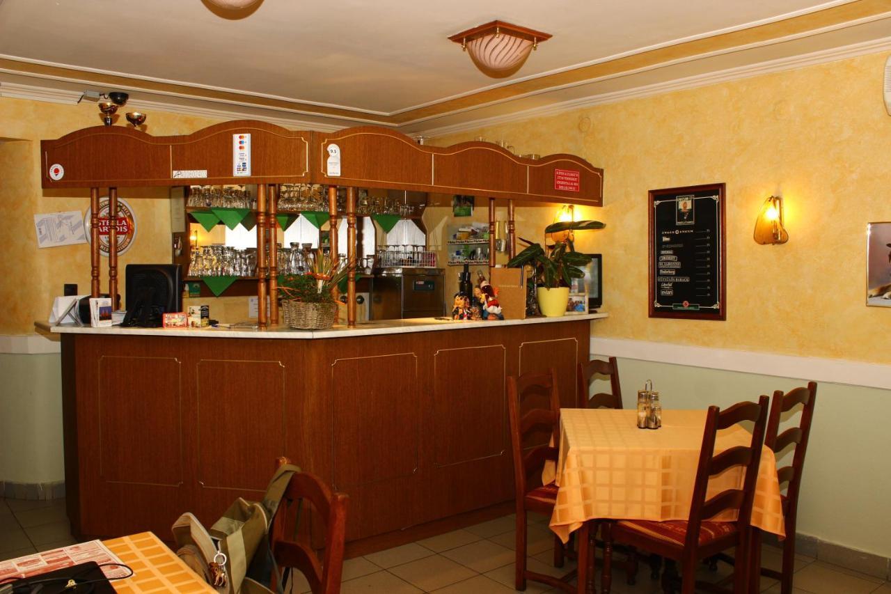Kalman Panzio Bed & Breakfast Szeged Bagian luar foto